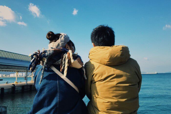 海を見るカップル