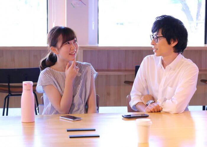 相談をする男女