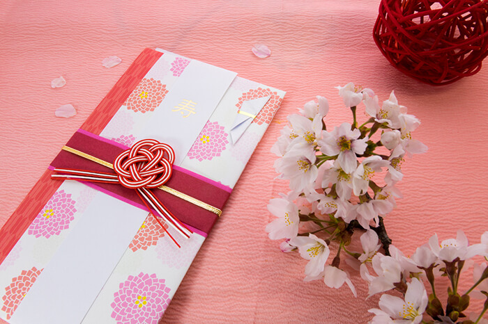 ご祝儀袋と桜の花